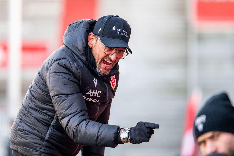 Cottbus-Coach Claus-Dieter Wollitz wundert sich über das Verhalten von Krauß.Julius Frick/dpa