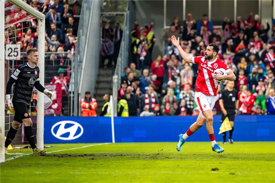 Cottbus-Torjäger Tolcay Cigerci traf gleich dreimal gegen Rot-Weiss Essen.Frank Hammerschmidt/dpa