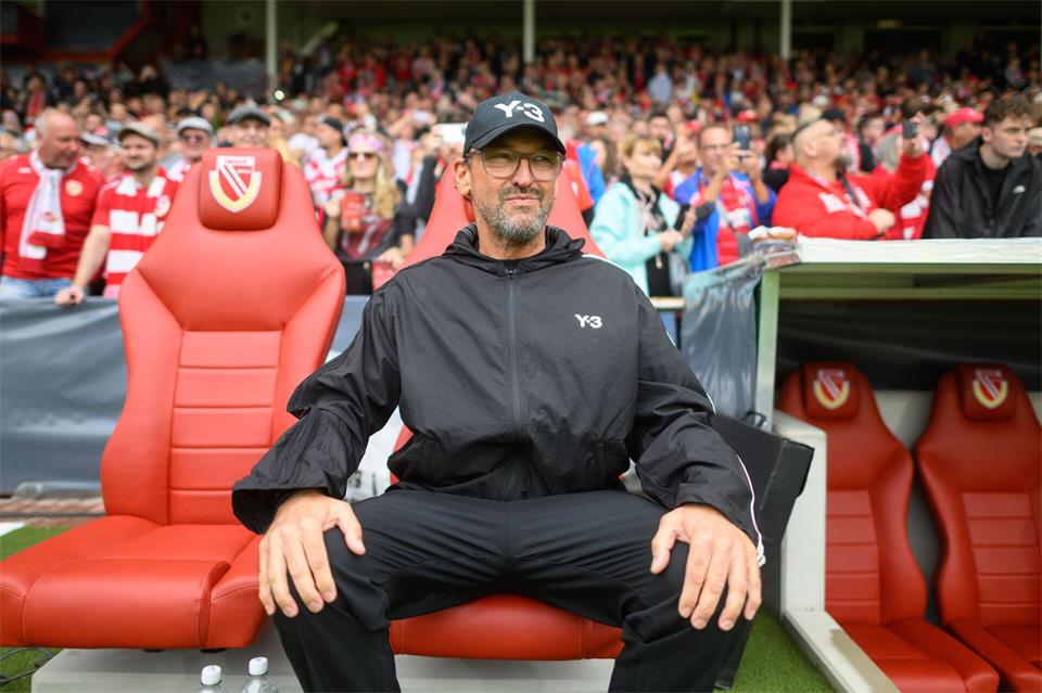 Cottbus-Trainer Wollitz sieht noch viel Arbeit auf sich zukommen. Robert Michael/dpa