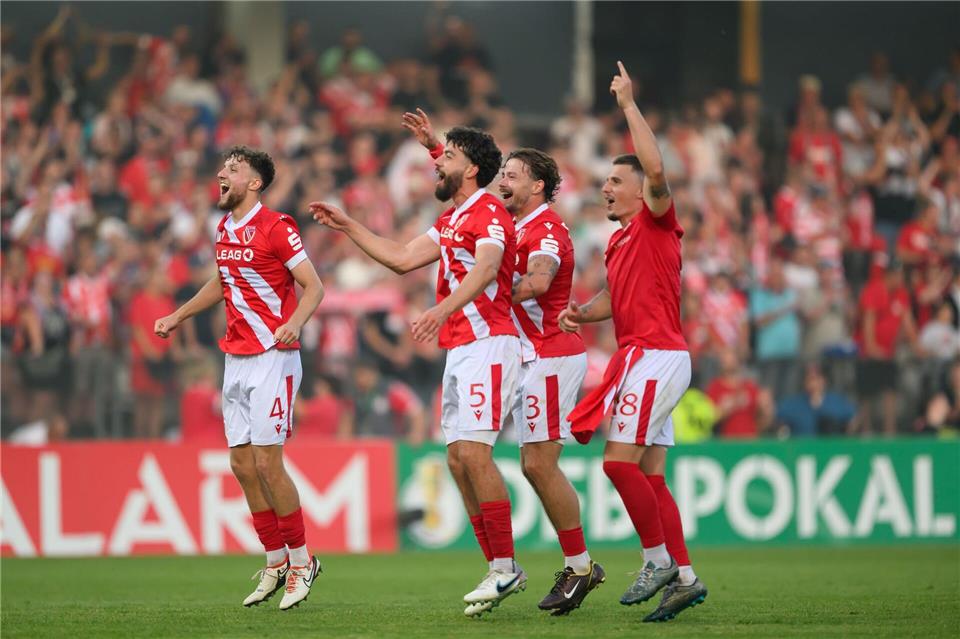 Cottbus erobert Tabellenführung - 4:3 gegen Havelse Cottbus schafft den vorübergehenden Sprung auf den ersten Platz.Robert Michael/dpa