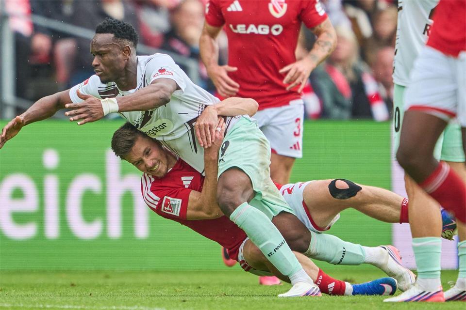 Cottbus und St. Pauli lieferten sich ein energisches Spiel. Robert Michael/dpa
