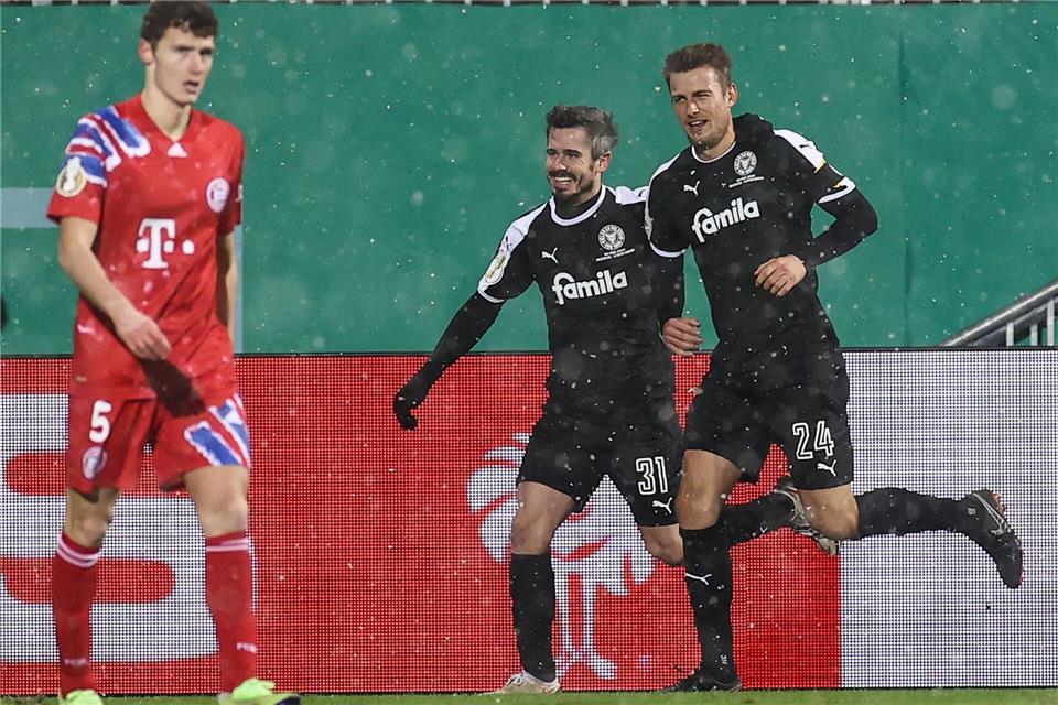 Coup gegen Bayern vor fünf Jahren: Kiels damaliger Spieler Hauke Wahl (r) und Fin Bartels feiern das Tor zum 2:2.Christian Charisius/dpa