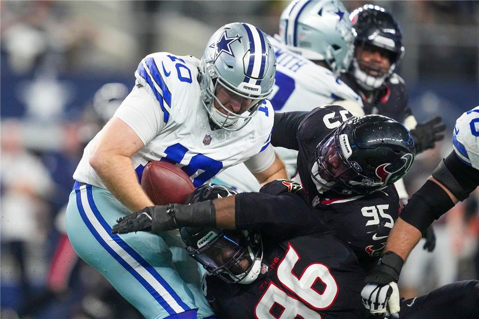 Cowboys-Quarterback Cooper Rush erlebte mit fünf Sacks einen schmerzhaften Abend.Tony Gutierrez/AP/dpa