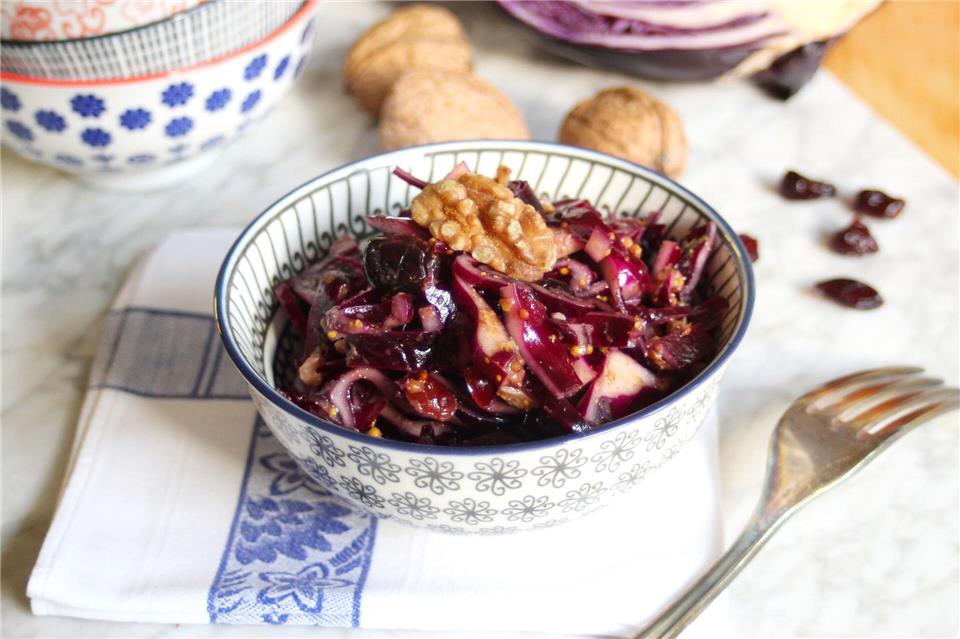 Cranberrys sorgen im Rotkohlsalat für einen fruchtigen Touch, Walnüsse für Knackigkeit.Inga Landwehr/Jahreszeitenkueche.de/dpa-tmn