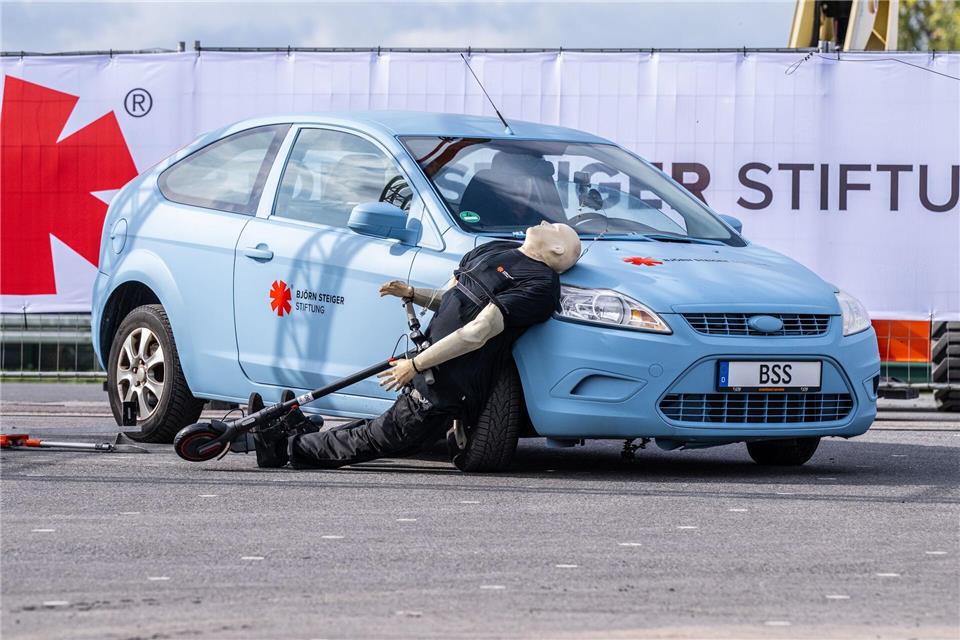 Crashtest mit einem E-Scooter: Ein abbiegendes Auto erfasst den Dummy - der prallt hart auf den Wagen.Guido Kirchner/dpa