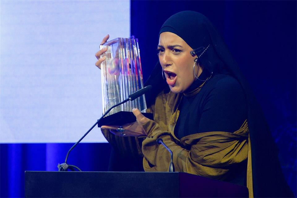 Creatorin Maraam freut sich über den Comedy-Award.Henning Kaiser/dpa