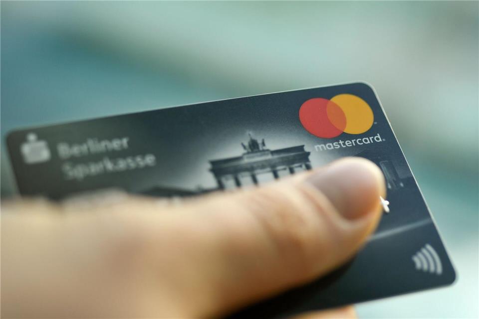 Credit statt Debit: Zum Abholen des Mietwagens braucht man in der Regel eine echte Kreditkarte, die auf den Namen des Hauptfahrers ausgestellt sein muss.picture alliance/dpa