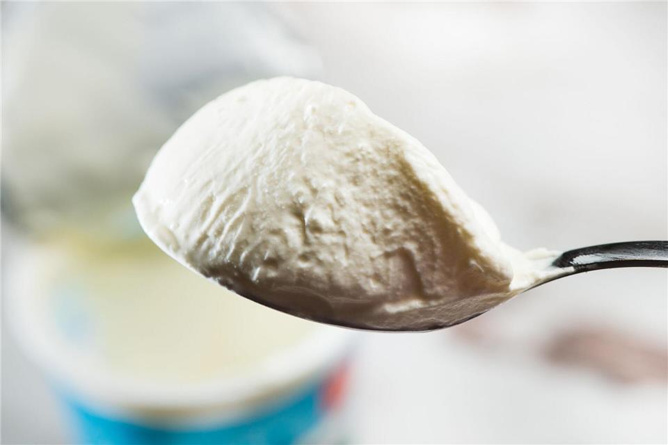 Saure Sahne, Schmand, Crème fraîche: Was nutze ich wofür? Crème fraîche hat eine angenehm frische Note. Sie eignet sich vor allem als Deko auf einem Gericht, denn das Sauerrahmprodukt bringt reichlich Kalorien mit.Franziska Gabbert/dpa-tmn