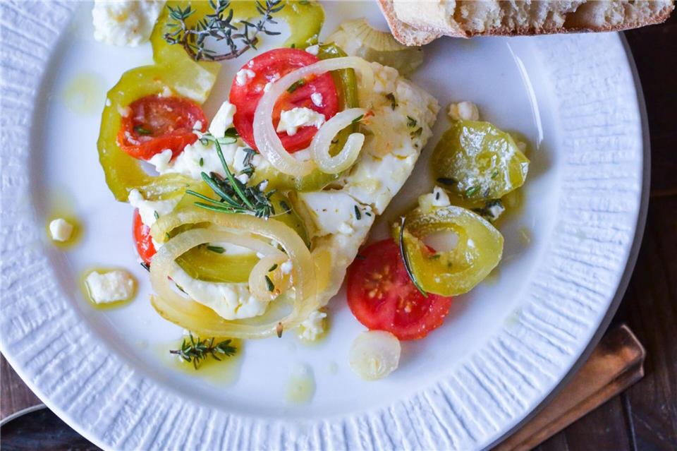 Cremig, würzig, lecker: Für den gebackenen Feta sieht Kochbuch-Autorin Christina Heß 30 Minuten im Ofen vor - währenddessen hat man allerdings Zeit für etwas anderes.Christina Heß/dpa-tmn