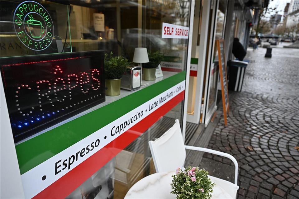 Crêpes und italienische Kaffeespezialitäten – darauf setzt eine Frankfurter Eisdiele. Michael Brandt/dpa