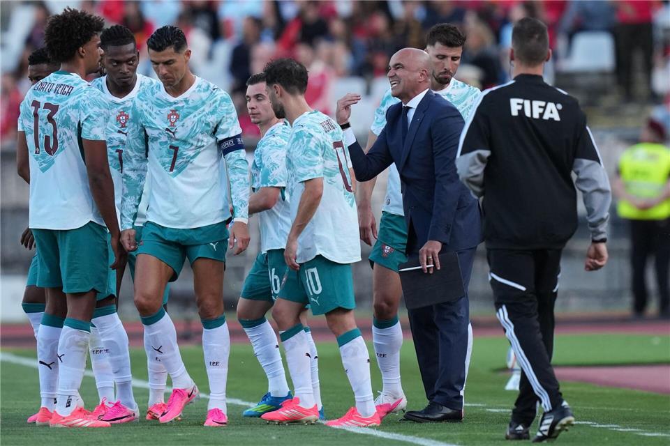 Cristiano Ronaldo (3.v.l.) und Portugal setzten sich souverän gegen Chile durch.Armando Franca/AP/dpa