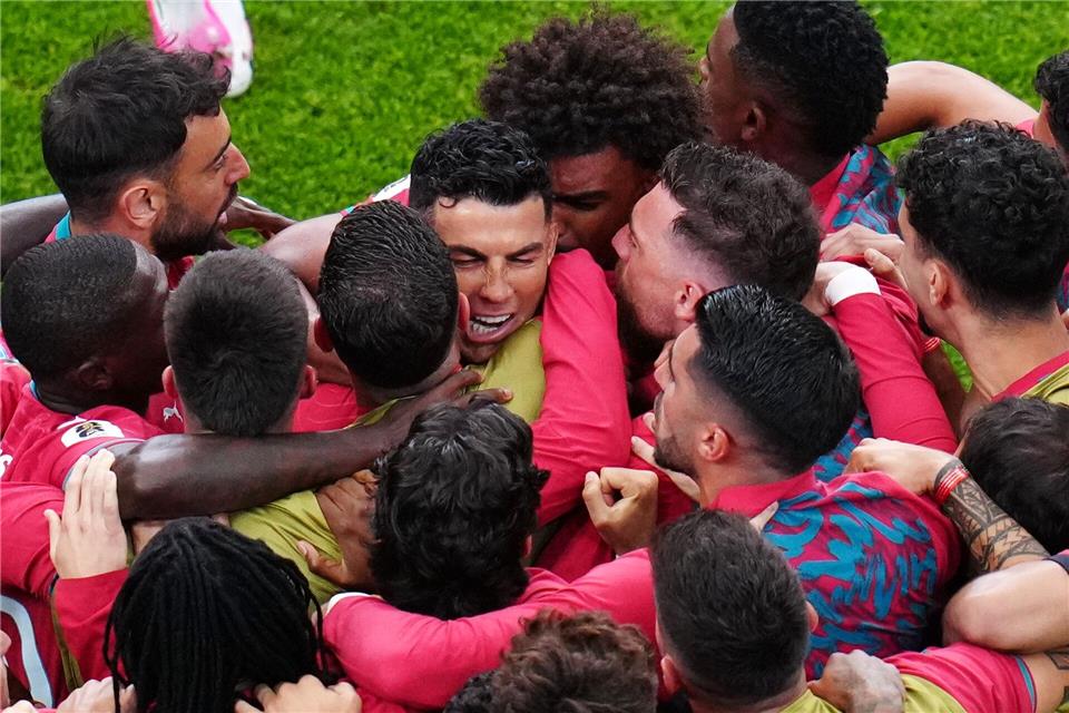 Cristiano Ronaldo (Mitte) konnte mit seinen Teamkollegen wieder feiern.Karen Warren/AP/dpa