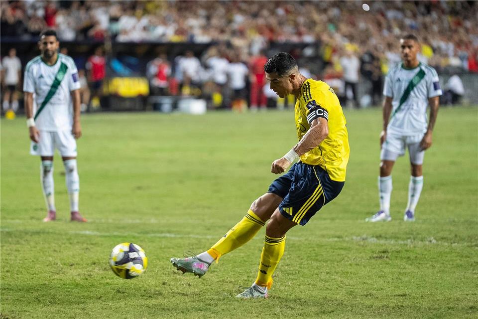 Cristiano Ronaldo erzielte seinen 100. Treffer für Al-Nassr.Chan Long Hei/AP/dpa