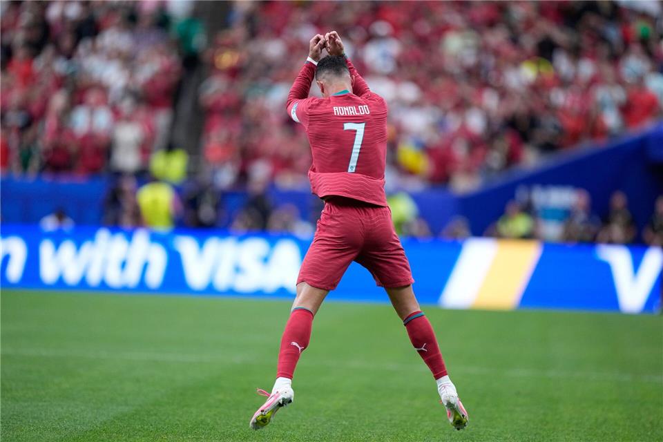 Cristiano Ronaldo meldete sich mit zwei Toren zurück aus der Krise.Ashley Landis/AP/dpa