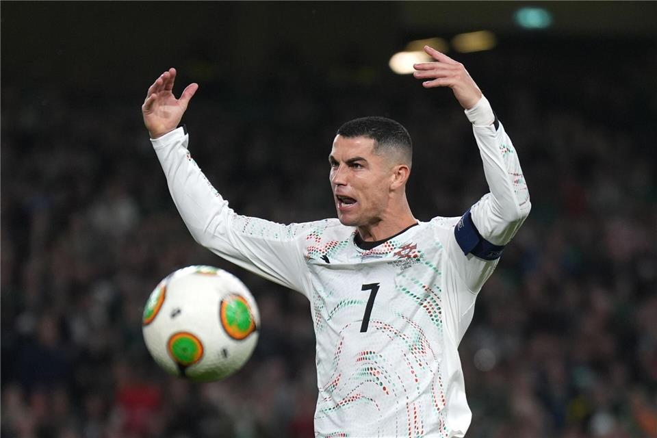 Cristiano Ronaldo reagiert impulsiv beim Spiel in Irland. Niall Carson/PA Wire/dpa