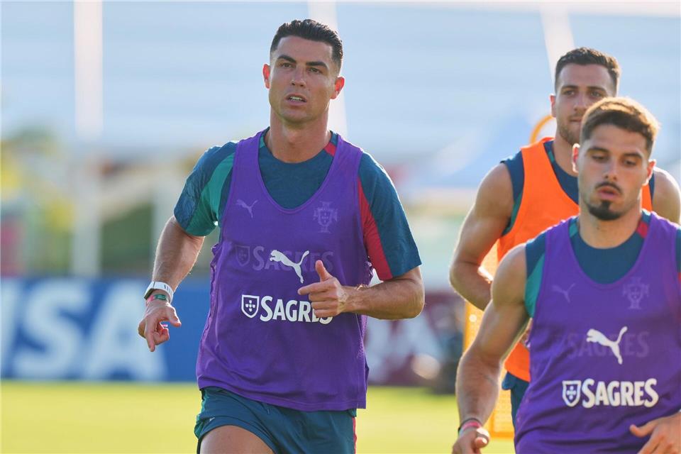 Cristiano Ronaldo trägt ein Armband, das an den tödlich verunglückten portugiesischen Spieler Diogo Jota erinnern soll.Marta Lavandier/AP/dpa