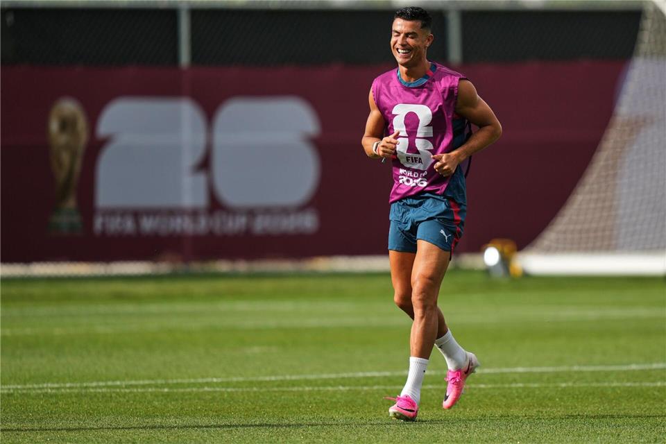 Cristiano Ronaldo trägt seine Shorts lieber eine Nummer kleiner. (Archivbild)Stephanie Scarbrough/AP/dpa