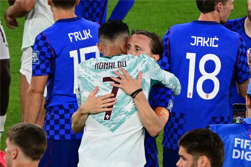 Cristiano Ronaldo tröstete Luka Modric nach dessen WM-Aus.Sammy Kogan/The Canadian Press/AP/dpa