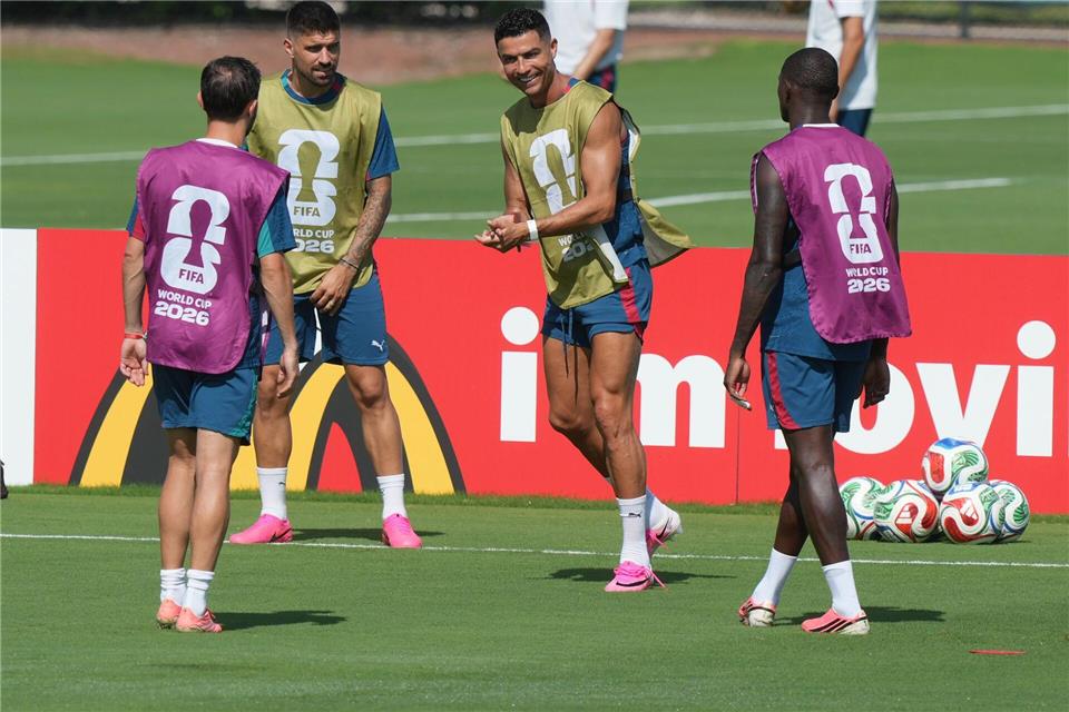 Cristiano Ronaldo und seine Mitspieler beim Training der Portugiesen.Marta Lavandier/AP/dpa