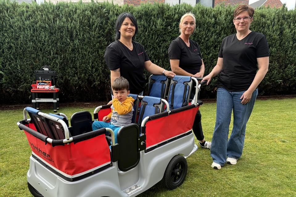 Cristina Bongiorno, Tanja Heyng und Julia Heuer (v. l.) sehen einen verstärkten Trend zur Kindertagespflege. Eduard im Wagen hört zu.