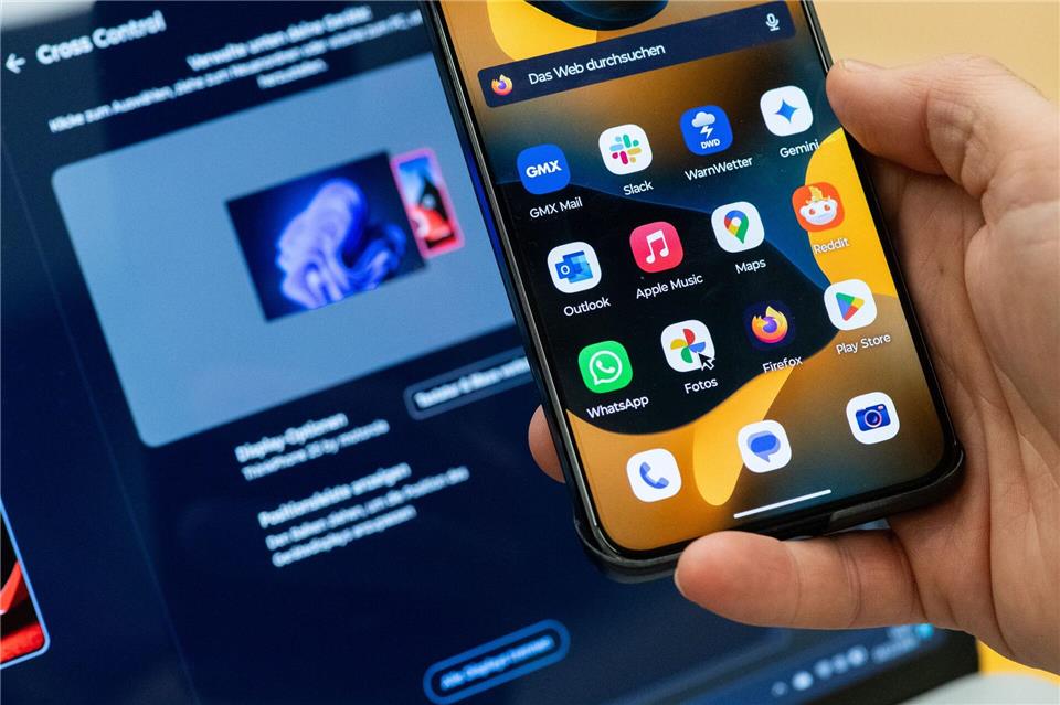 Cross Controll erlaubt das Steuern des Motorola-Smartphones per Maus und Tastatur vom PC aus - als ob es ein weiterer Bildschirm wäre.Franziska Gabbert/dpa-tmn