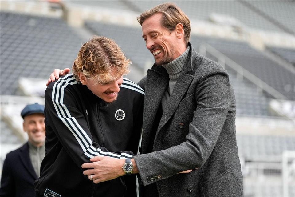 „Crouchy“ trifft „Crouchy“: Nick Woltemade und Ex-Stürmerstar Peter Crouch verstanden sich beim ersten Aufeinandertreffen blendend.News Images/News Images via ZUMA Press Wire/dpa