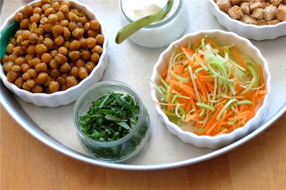 Croûtons, Gemüsestroh oder knusprige Kichererbsen: Jeder und jede kann sich die Lieblings-Toppings selbst über Suppe oder Salat streuen.Christian Hacker/Verbraucherzentrale NRW/dpa-tmn