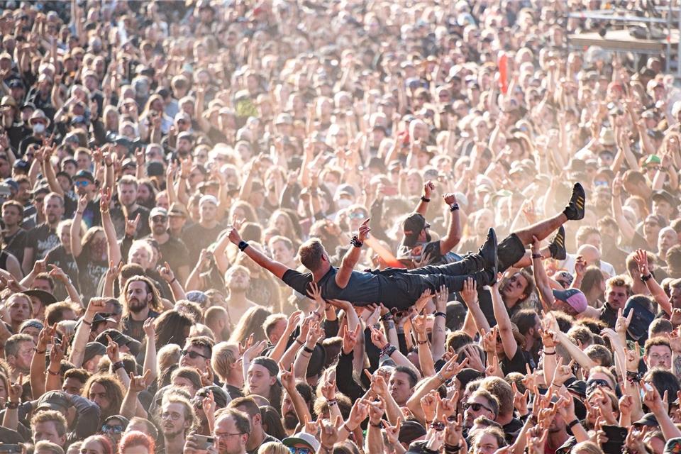Crowdsurfen in Wacke. Das WOA gilt als größtes Heavy-Metal-Festival der Welt.