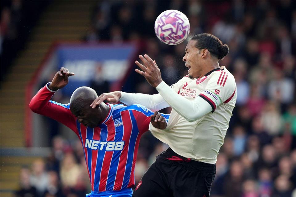 Crystal Palace mit Jean-Philippe Mateta lieferte sich mit Liverpools Abwehrchef Virgil van Dijk harte Zweikämpfe.Jonathan Brady/PA/AP/dpa