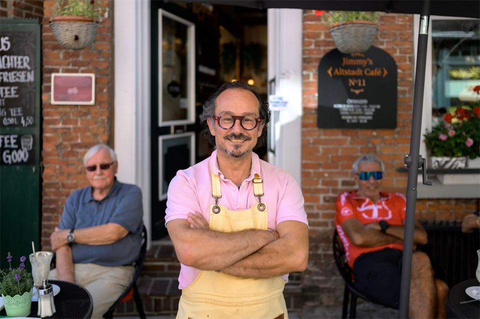 Cumhur Sögütlüoglu alias Jimmy betreibt ein Café in einem ehemaligen Drehort. Izabela Mittwollen/dpa