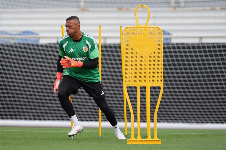 Curaçao-Torwart Eloy Room freut sich auf das Duell mit Manuel Neuer.Rebecca Blackwell/AP/dpa
