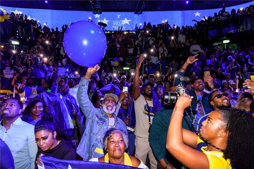Curaçao hat sich für die Fußball-WM qualifiziert und die Fans jubeln.Marco Van Der Caaij/ANP/dpa