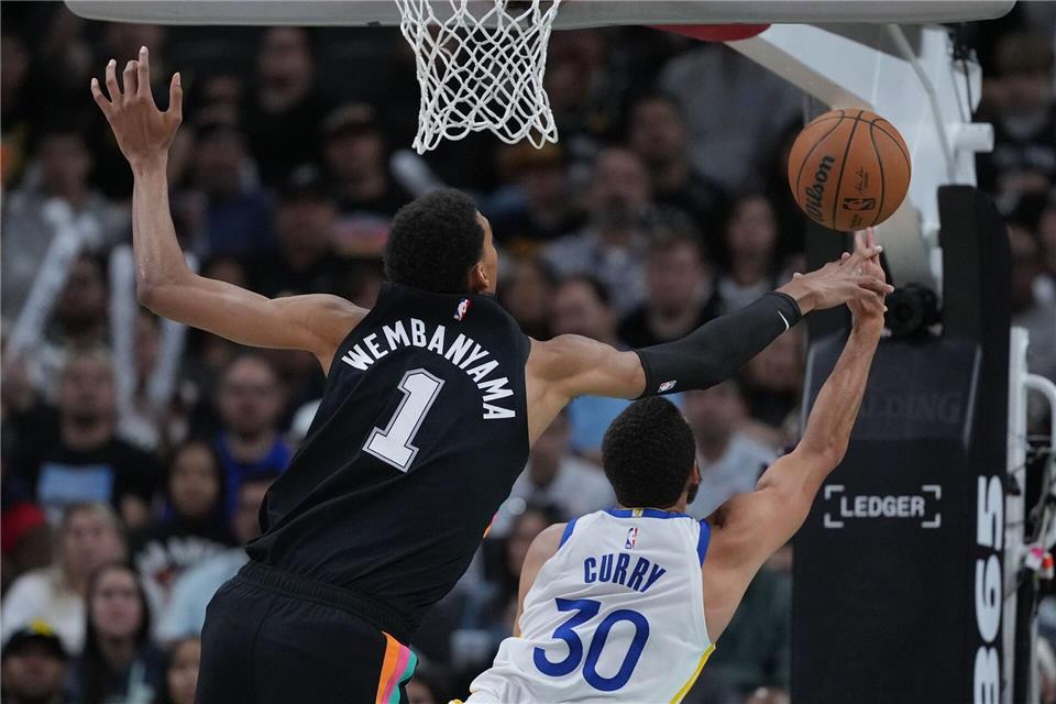 Curry (rechts) war der beste Mann - und nicht Wembanyama.Eric Gay/AP/dpa