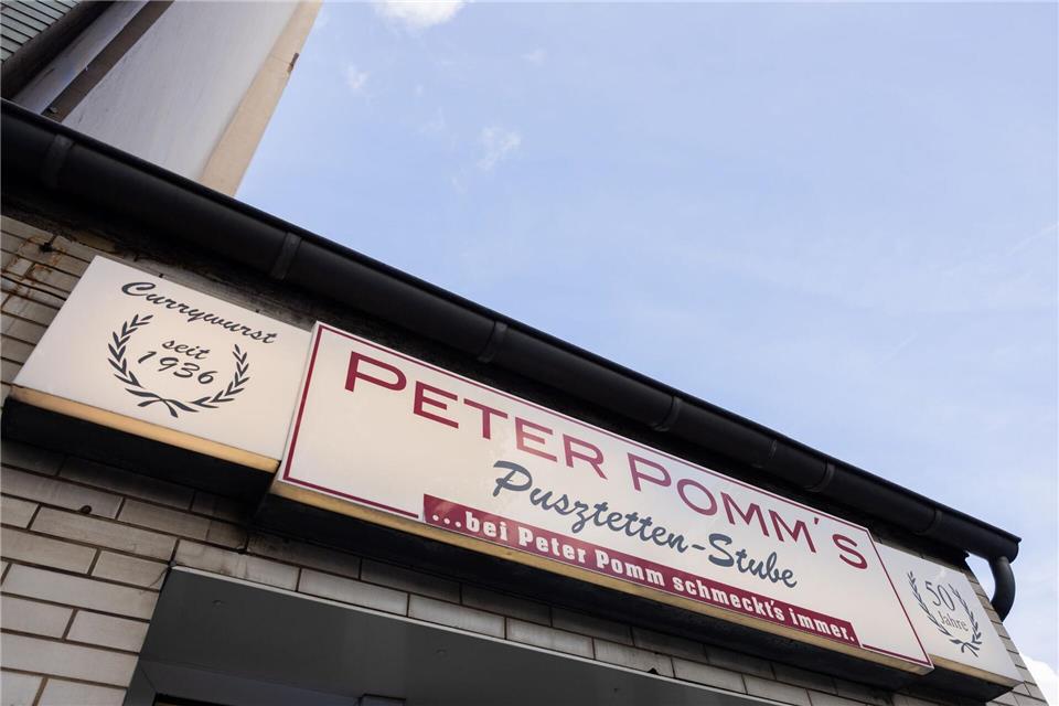 Currywurst seit 1936: Das Schild an „Peter Pomm’s Pusztetten-Stube“ hat alles ins Rollen gebracht.Rolf Vennenbernd/dpa