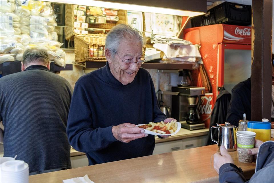 Engholm verkauft Currywurst für Café-Rettung Currywurst vom Ex-Ministerpräsidenten Björn Engholm - mit dieser Aktion unterstützt der SPD-Politiker die von Schließung bedrohte Begegnungsstätte „Café Salut“ der Heilsarmee in LübeckMarkus Scholz/dpa