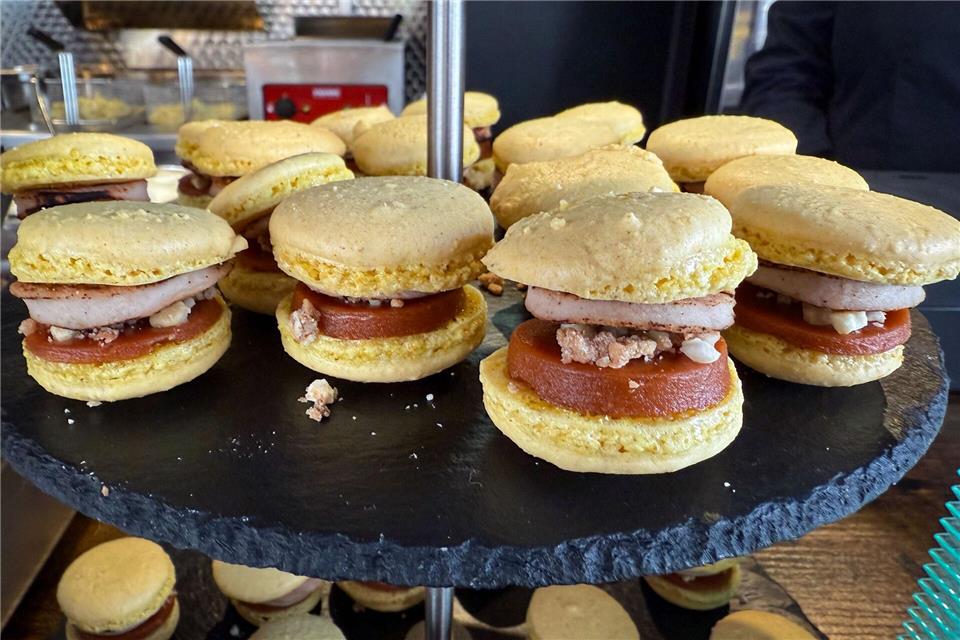 Currywurst zwischen zwei Macarons-Hälften gibt es auch auf dem Festival.Mona Wenisch/dpa