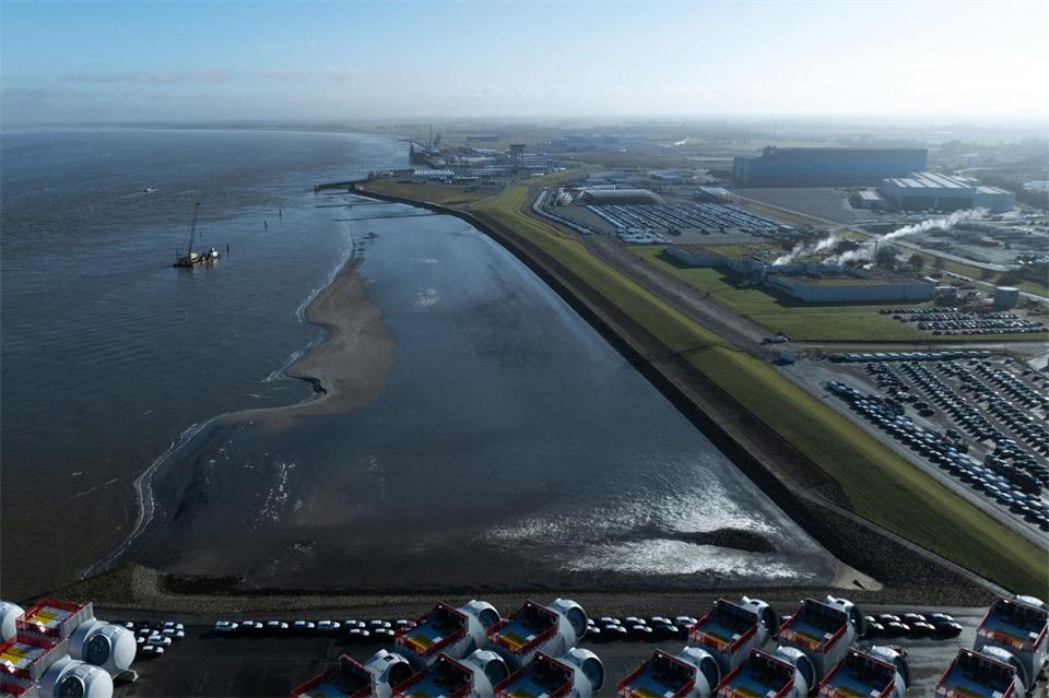 Cuxhaven könnte im Ernstfall als Ausweichhafen fungieren. (Archivfoto)Philipp Schulze/dpa