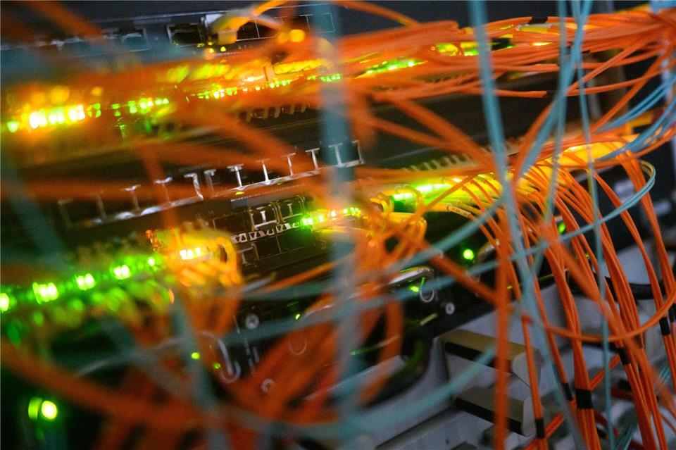 Cyberangriffe richteten sich nicht nur gegen Privatpersonen, sondern auch gegen Unternehmen und staatliche Einrichtungen. (Symbolbild). Julian Stratenschulte/dpa