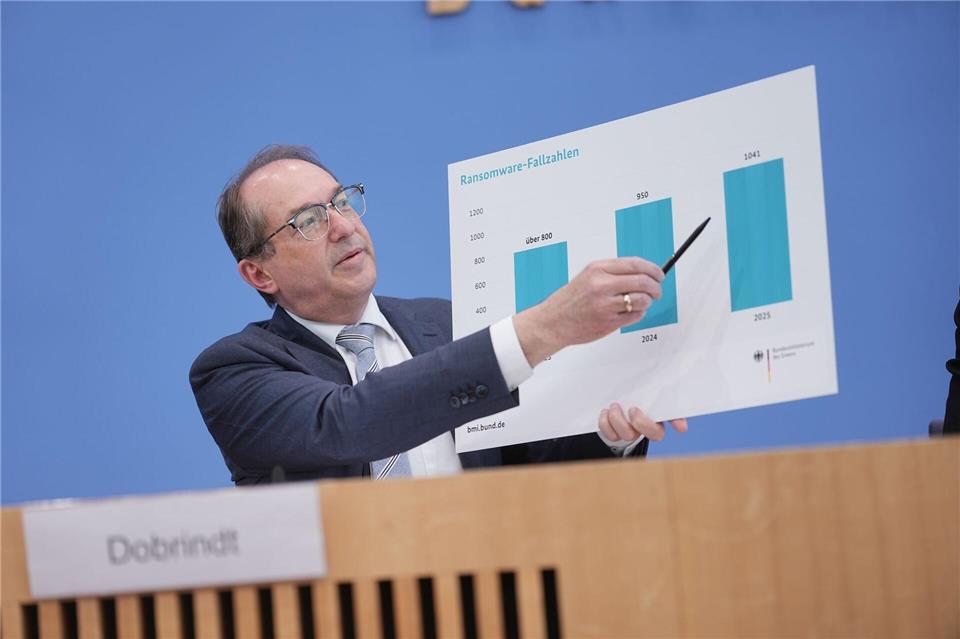 Cyberkriminalität ist laut Bundesinnenminister Dobrindt eine der größten Herausforderungen für die öffentliche SicherheitMichael Kappeler/dpa