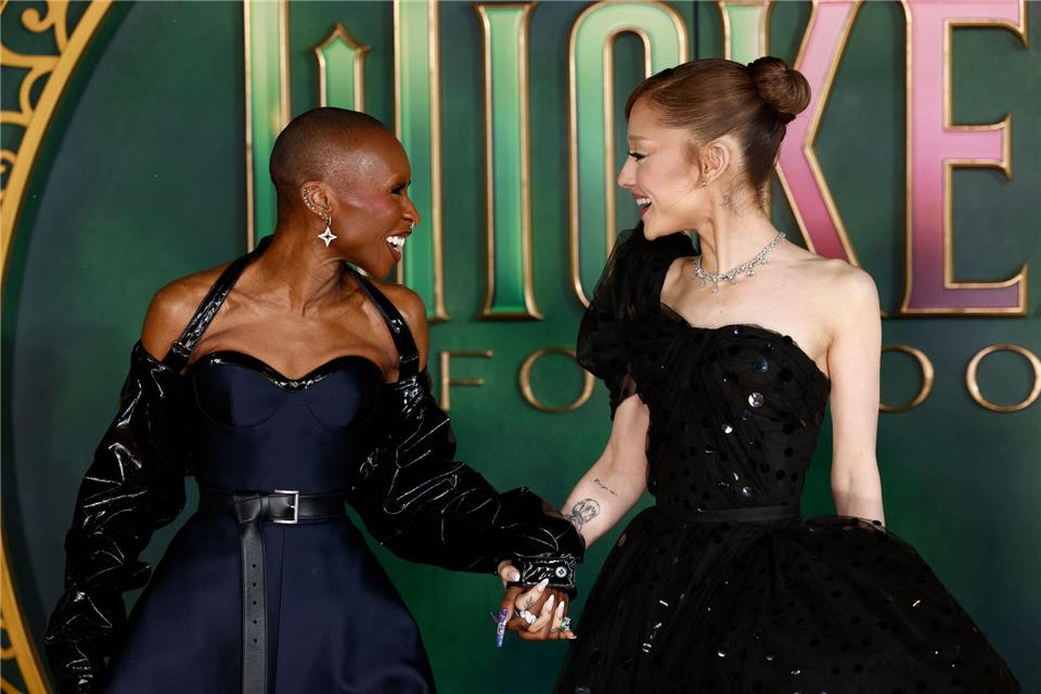 Cynthia Erivo kommt ihrem Co-Star Ariana Grande bei einem Vorfall zur Hilfe. (Archivbild) Millie Turner/Invision/AP/dpa