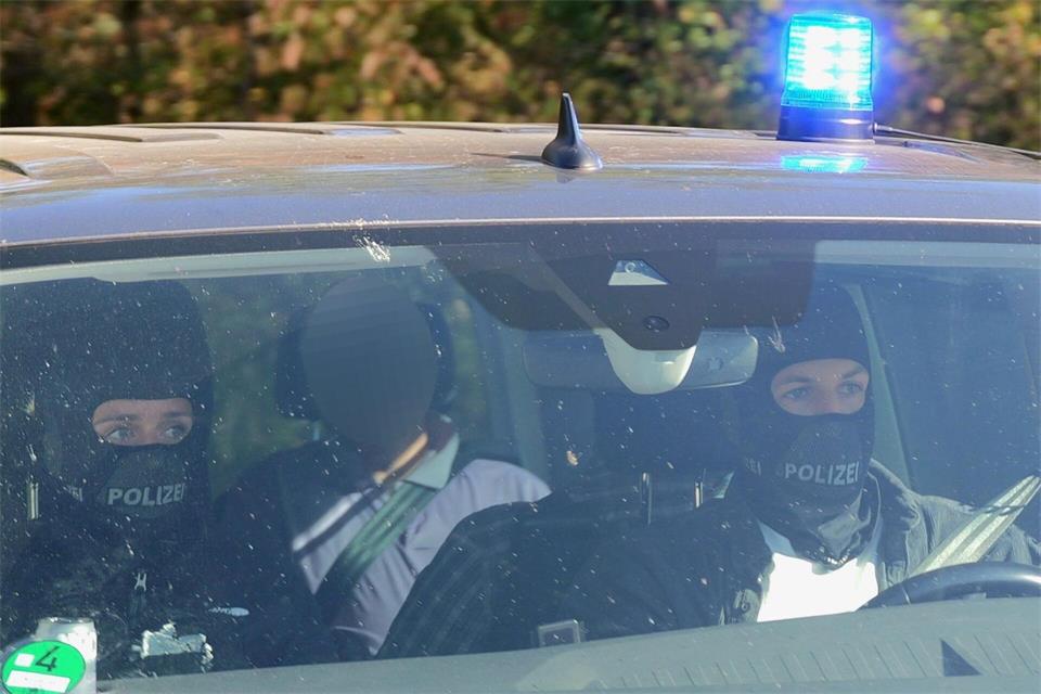 D. ist bereits in Untersuchungshaft.Rene Priebe/René Priebe/dpa