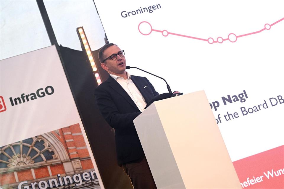 DB InfraGO-Chef Philipp Nagl sprach von einem Kraftakt für die Realisierung. Lars Penning/dpa