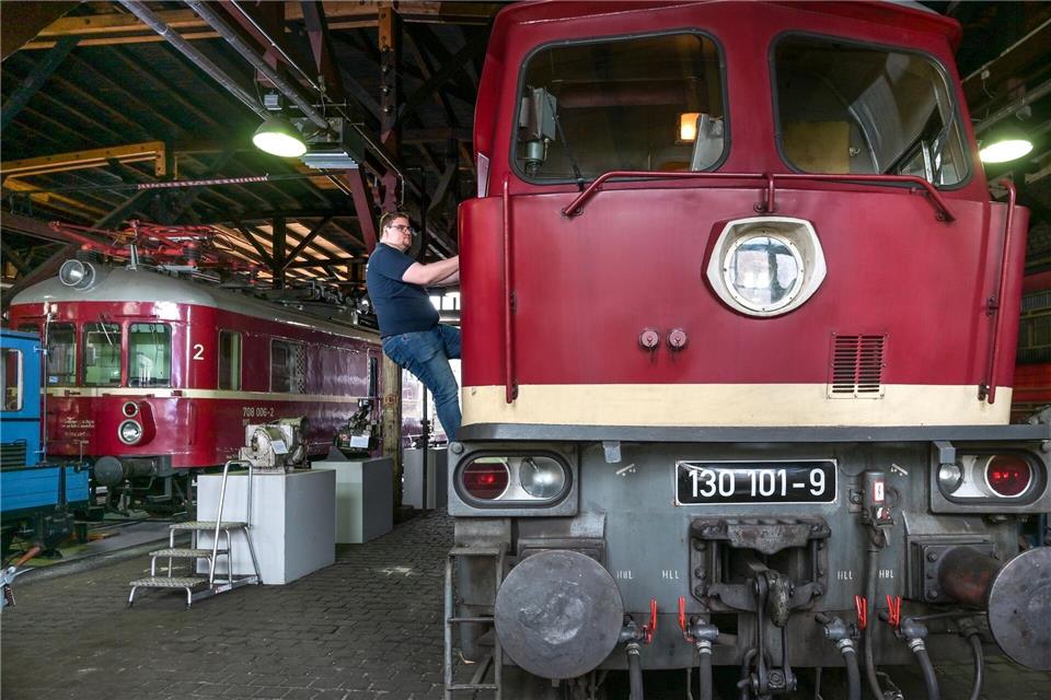 DB Museum Halle: Reinhold Gotter steigt in eine Diesellok der Baureihe 130, ein russisches Fabrikat.Heiko Rebsch/dpa
