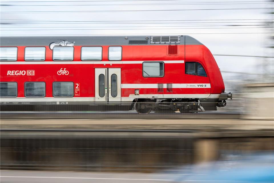 DB Regio zählte im April deutlich mehr Fahrgäste als im Vorjahresmonat. (Archivbild)Robert Michael/dpa