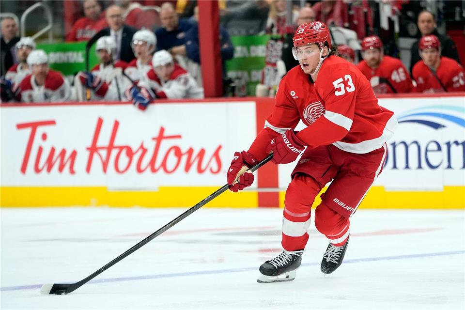 NHL startet in Olympia-Saison: Große Vorfreude bei Draisaitl DEB-Kapitän Moritz Seider zählt zu den besten Verteidigern in der NHL. (Archiv-Foto)Carlos Osorio/AP/dpa