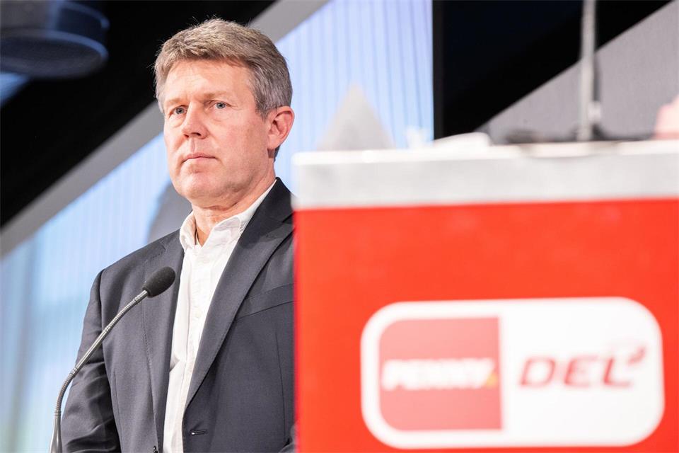 DEL-Chef Gernot Tripcke gefällt die Terminierung der NHL-Spiele in Deutschland nicht. (Archivbild)Marcel Kusch/dpa