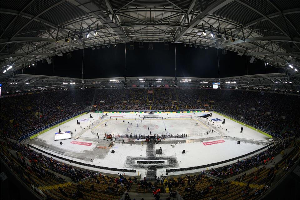 DEL Wintergame begeistert Spieler und Fans im Dresdner Rudolf-Harbig-Stadion.Robert Michael/dpa