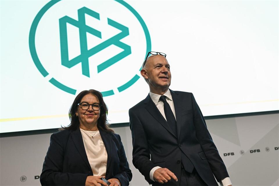 DFB-Boss Bernd Neuendorf und Vize Heike Ullrich: Die Frauen-Bundesliga geht eigene Wege. (Archivbild)Arne Dedert/dpa