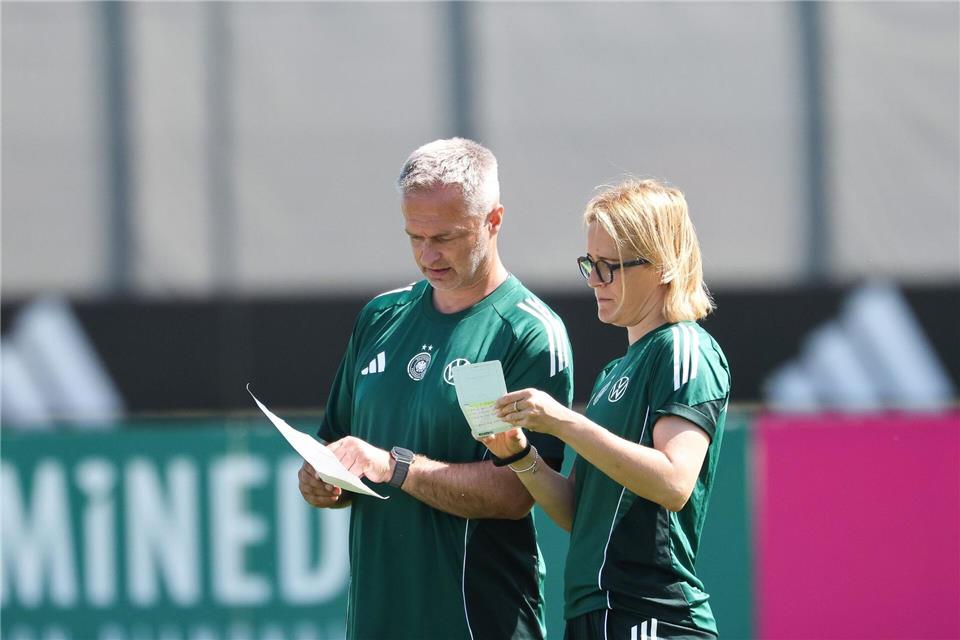 DFB-Chefcoach Christian Wück hat in Saskia Bartusiak (r) und Maren Meinert gleich zwei Co-Trainerinnen. (Archivbild)Daniel Löb/dpa