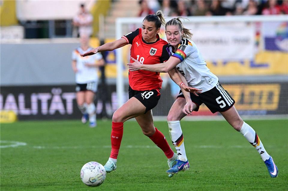 DFB-Kapitänin Janina Minge (r) weiß sich nur mit einer Notbremse gegen Julia Hickelsberger zu helfen. Expa/ Reinhard Eisenbauer/APA/dpa